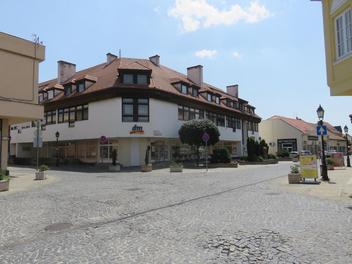 Mosonmagyaróvár City Corner Central מראה חיצוני תמונה